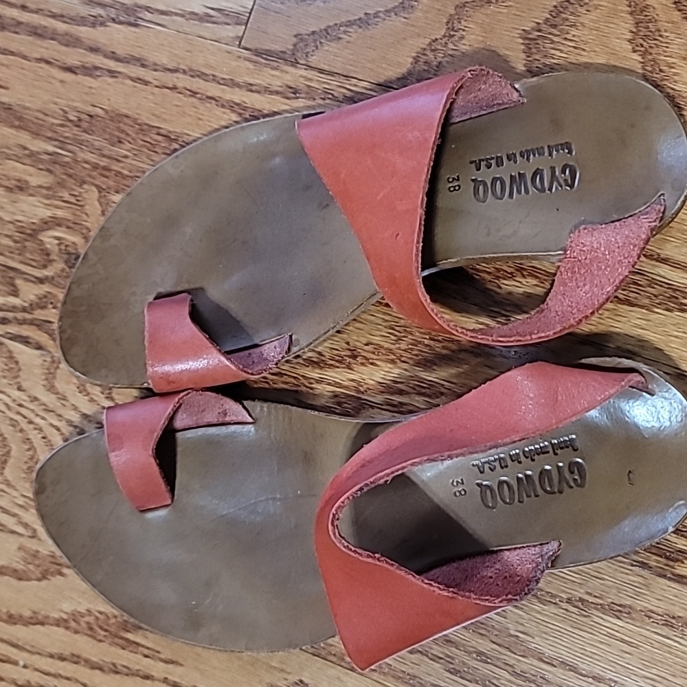 Cydwoq Leather Thong Sandals in Tangerine